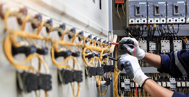 Professional Electrician technician working in Oakwood Hills, IL